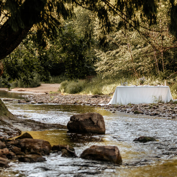 Kāzu galds pie upes