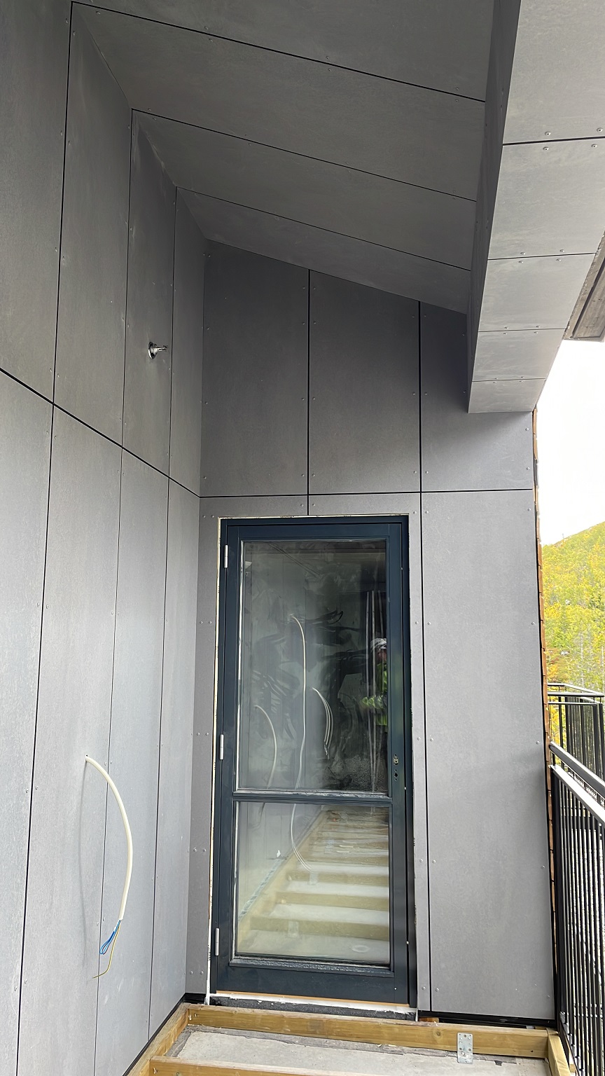 Logu un durvju montāža