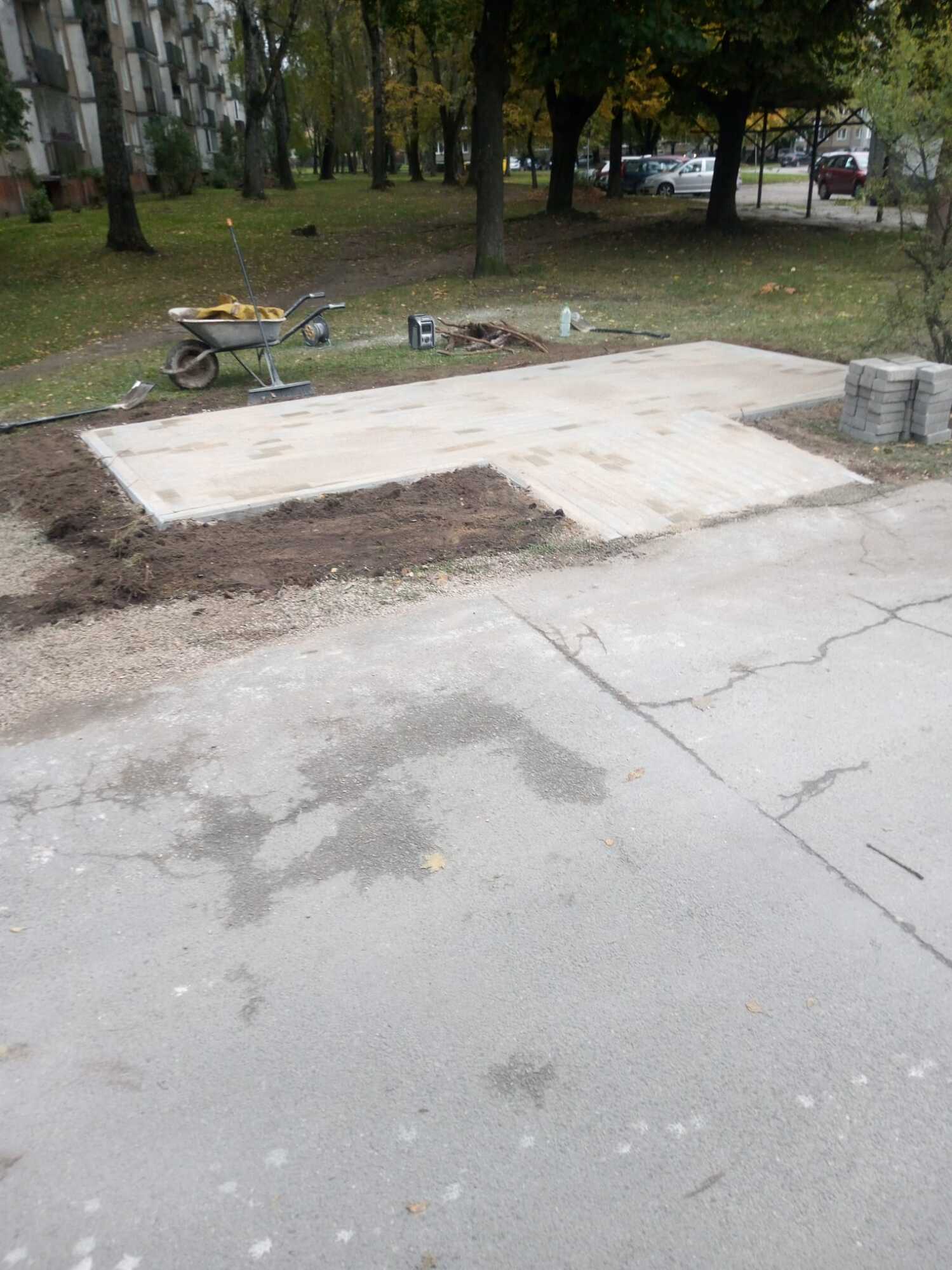 Apmaļu uzstādīšana un bruģa ieklāšana