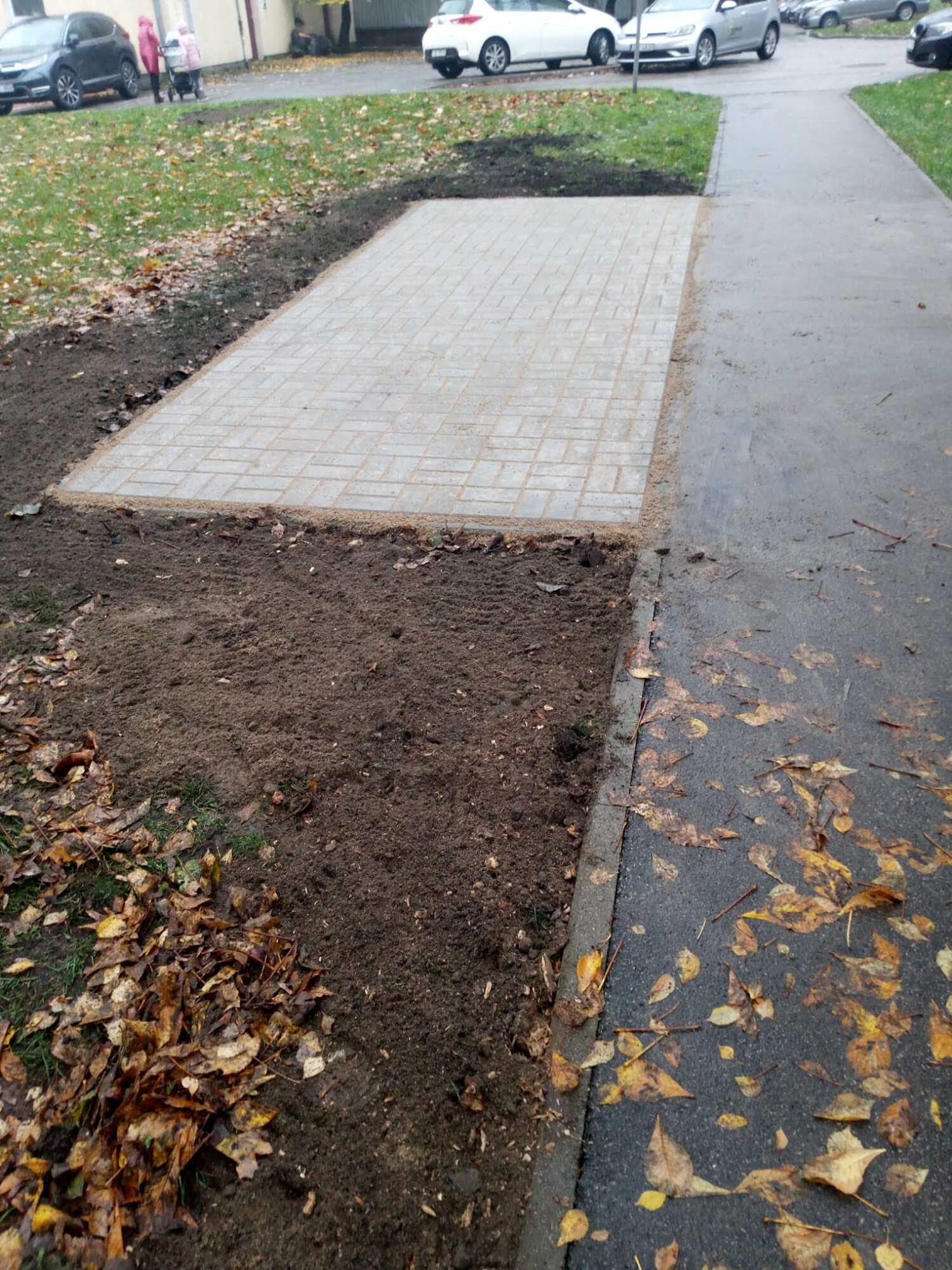 Apmaļu uzstādīšana un bruģa ieklāšana