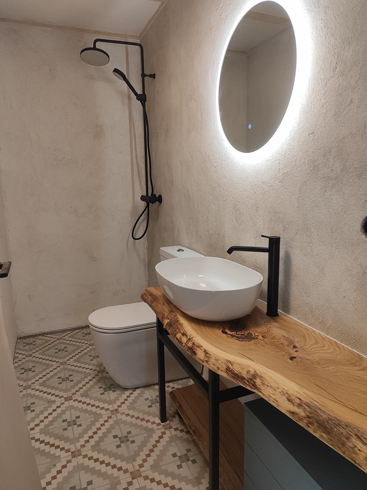 Vannas istabas interjers ar koka elementiem un dizaina izlietni