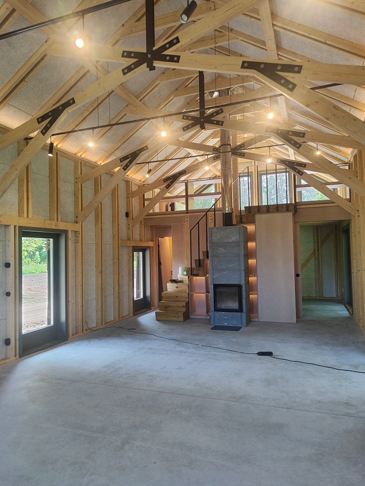 Plaša viesistaba ar kamīnu – koka mājas iekšdarbi un dizains