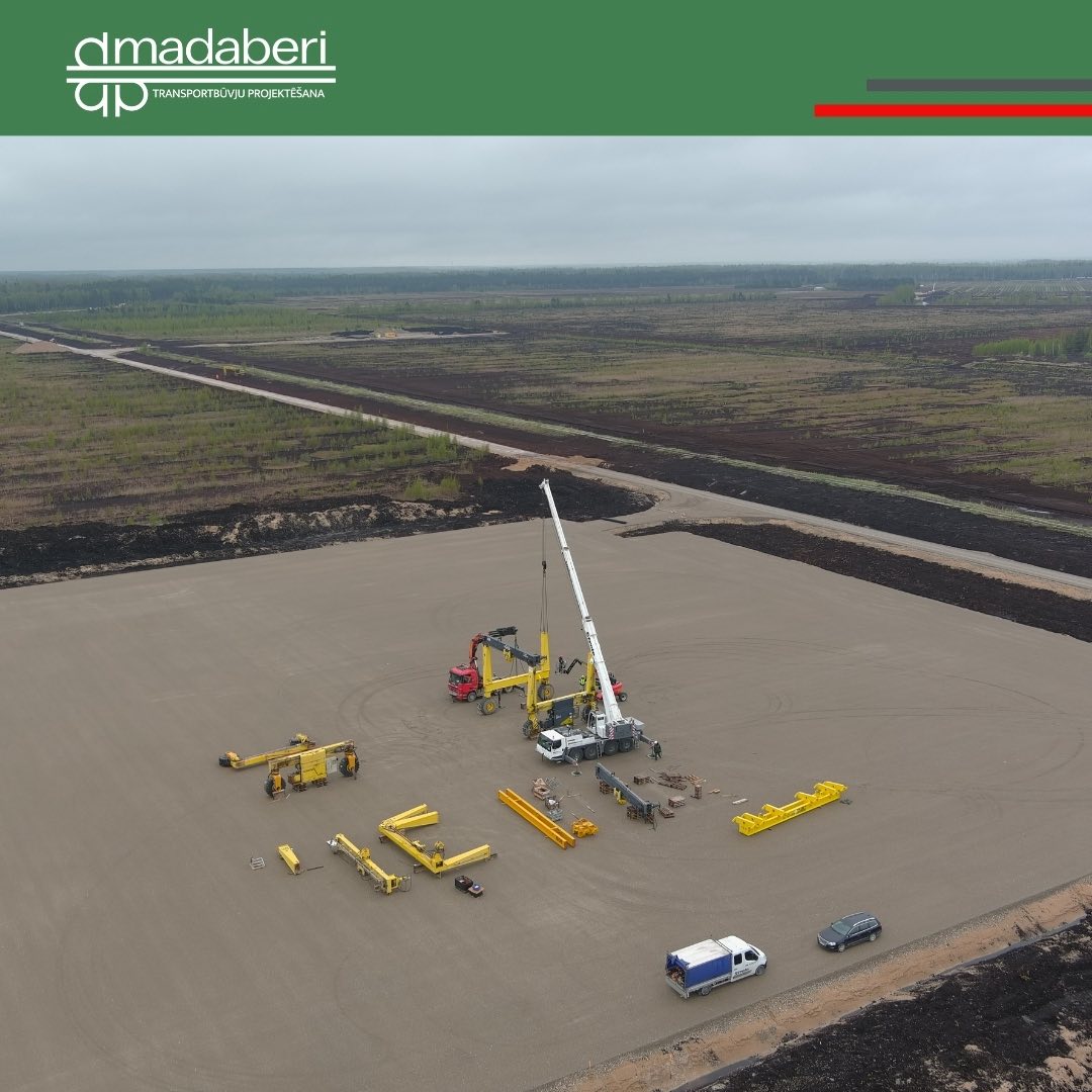 Celtniecības darbi lielā teritorijā, kur tiek izvietota smaga iekārta un sagatavots pamats turpmākajiem projektiem.