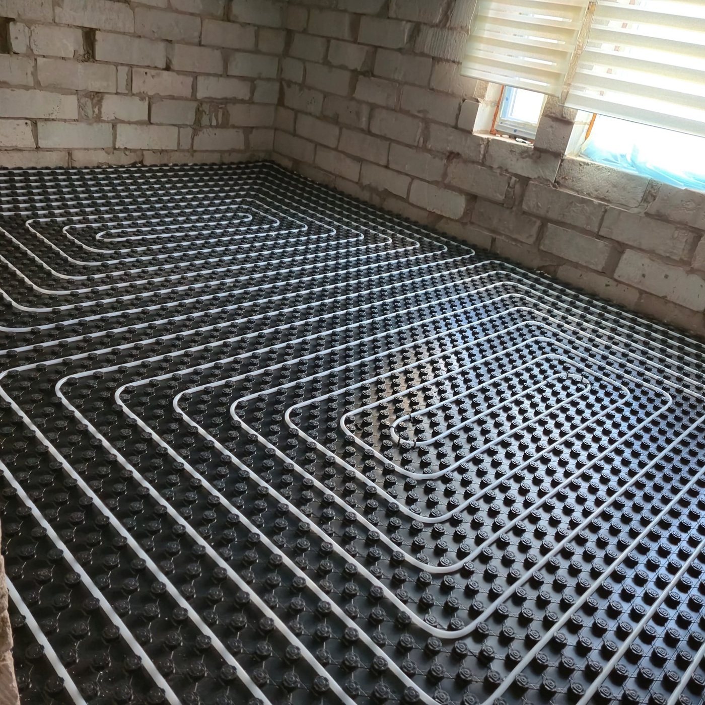 Silto grīdu instalācija