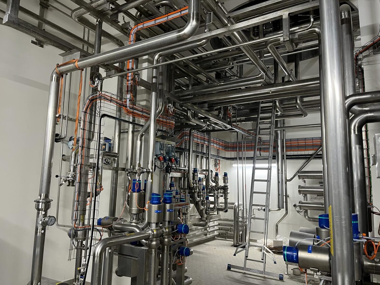 Elektromontāžas pakalpojumi industriālajiem projektiem