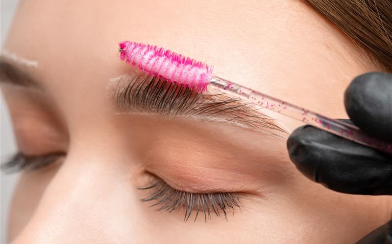 Skropstu un uzacu krāsošana, laminēšana