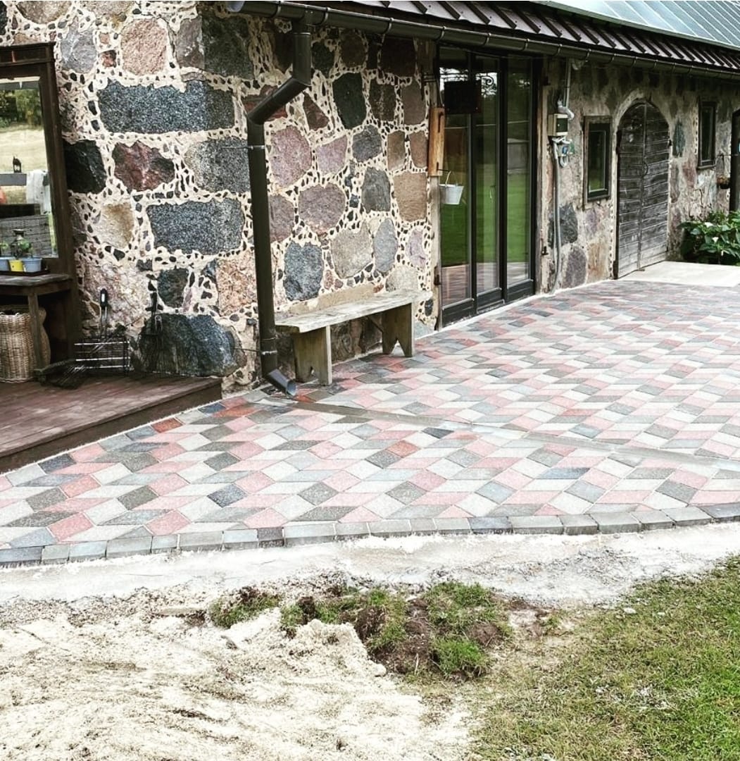 Bruģakmens ieklāšana