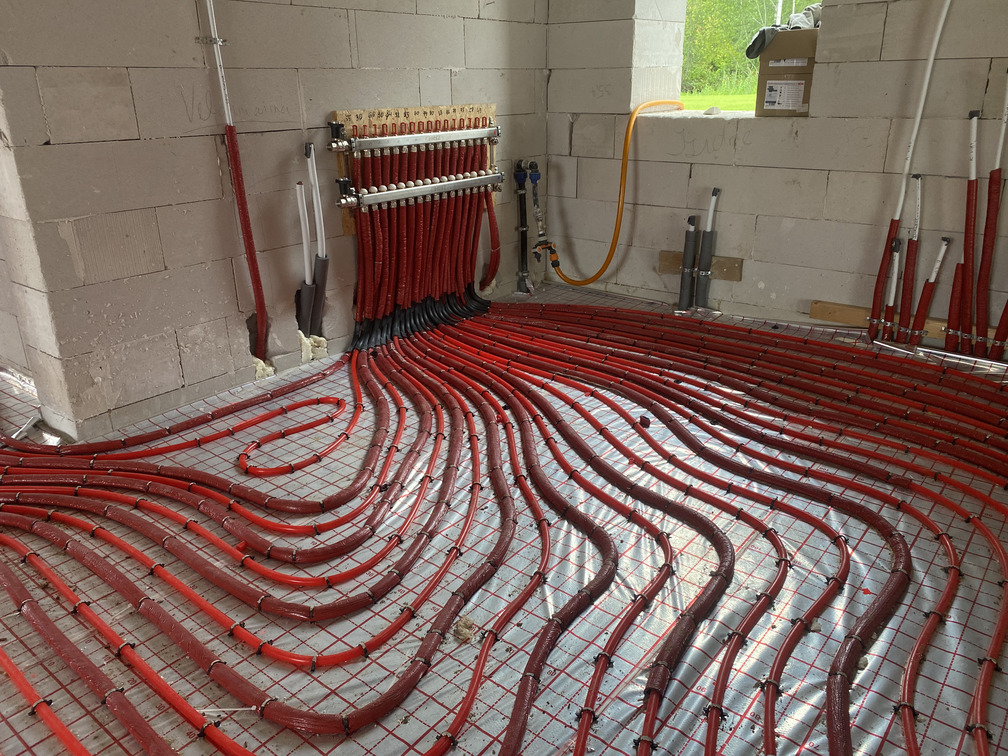 Silto grīdu montāžā, kolektora pieslēgšana