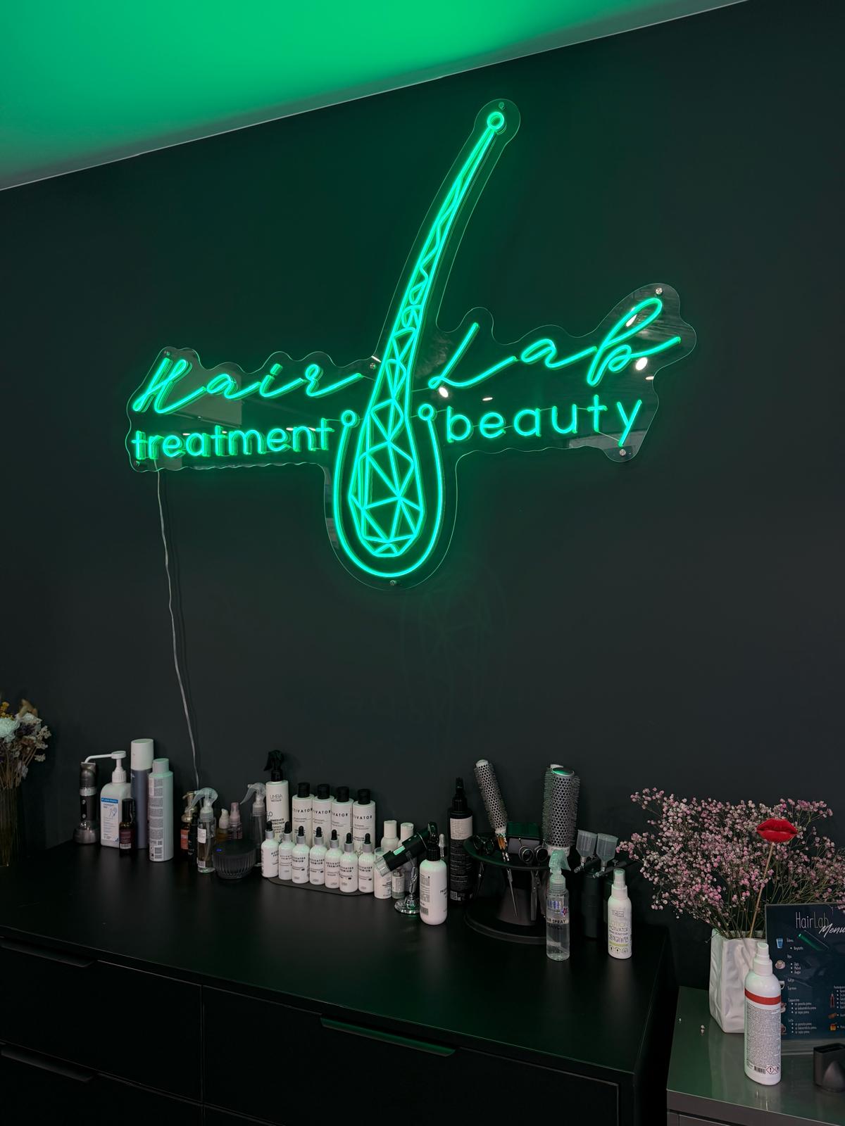HairLab stilīgais neona zīme.