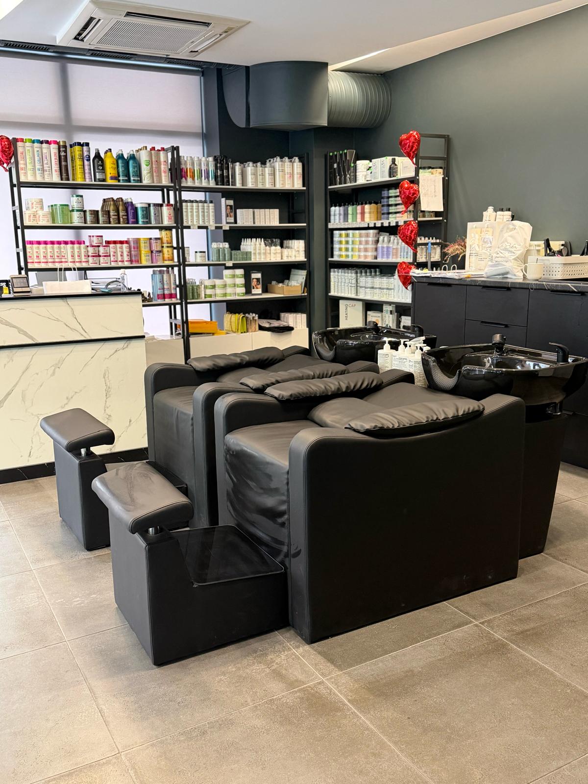 Matu mazgāšanas vieta ar komfortablām krēsliem.