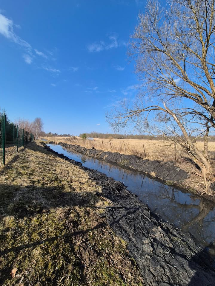 Upes gultnes attīrīšana no apauguma