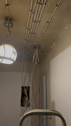 Vadu instalācija pie griestiem