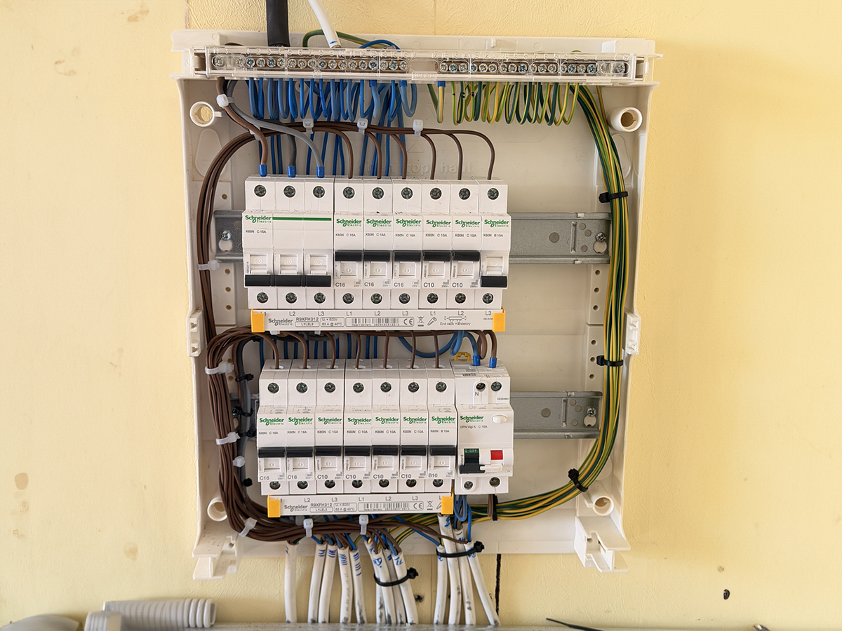 Detalizēts skats uz elektroapgādes sadales paneli