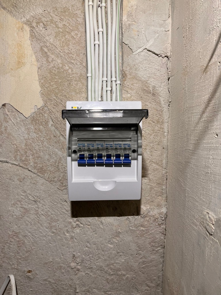 Drošinātāju paneļa uzstādīšana