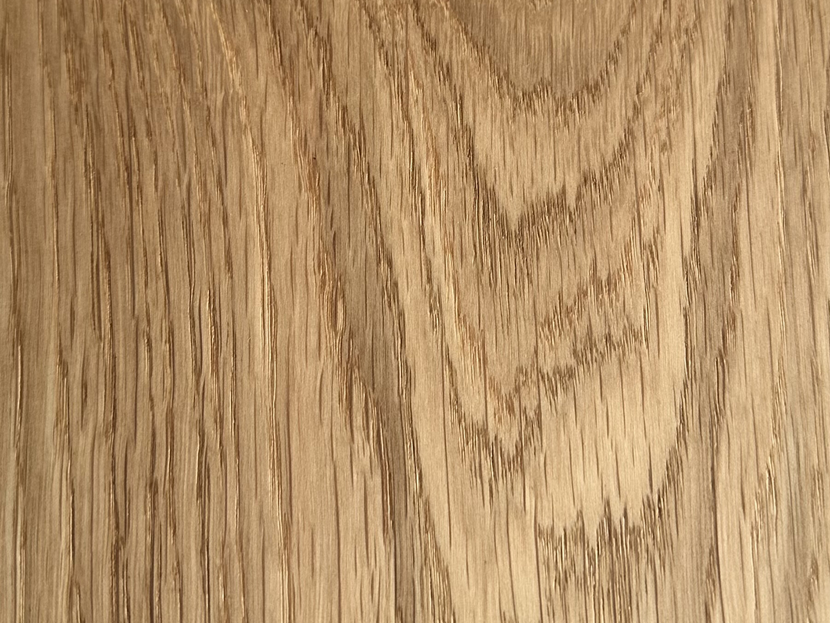 Gaišs koka grīdas segums, kas piesaista uzmanību ar savu tīrību un vieglumu.