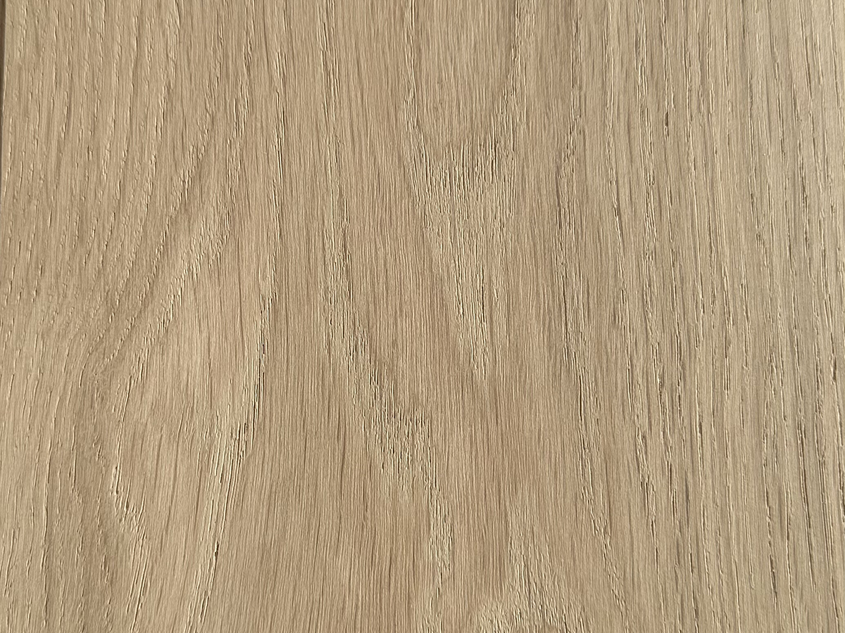 Dabiskais ozols ar sava veida siltu un organisku toni