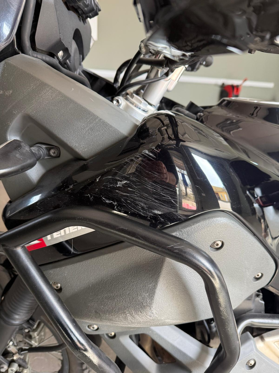 Motocikla virsbūves skrāpējumu noņemšana