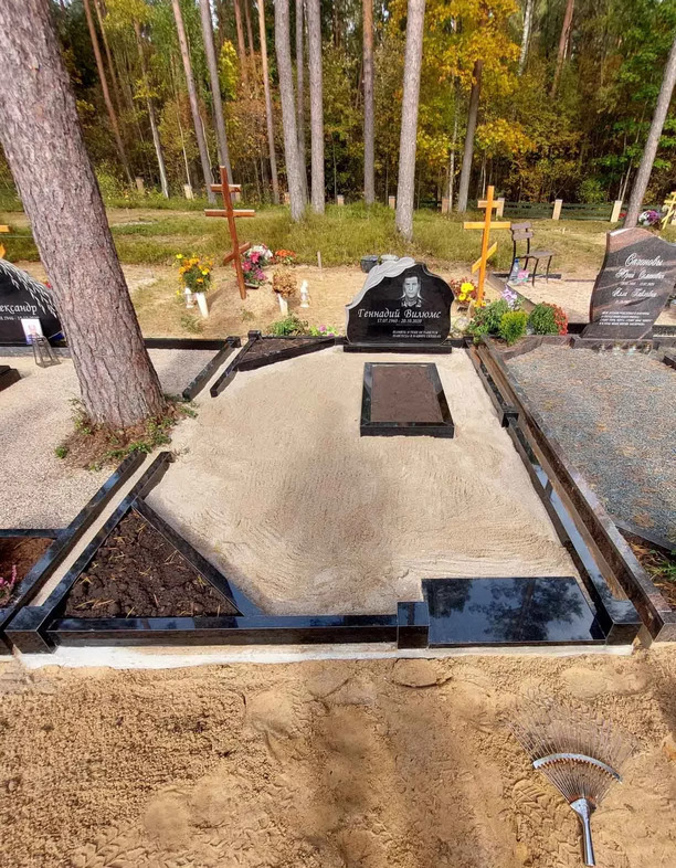 Šķērsiela, IK - granīta sēta