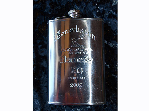 Eduards RPS, SIA specializējas gravēšanā uz metāla priekšmetiem, tostarp uz ekskluzīvām dzērienu blašķēm.