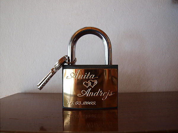 Eduards RPS, SIA piedāvā personalizētu gravēšanu uz atslēgām un piekaramajām atslēgām īpašiem dzīves notikumiem.