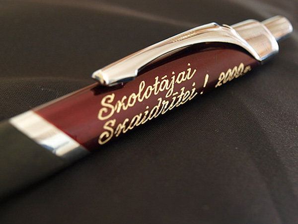 Eduards RPS, SIA veic precīzu gravēšanu uz pildspalvām, radot elegantas un personiskas dāvanas.