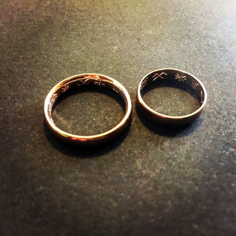 Eduards RPS, SIA nodrošina kvalitatīvu kāzu gredzenu gravēšanu ar simbolisku un paliekošu nozīmi.