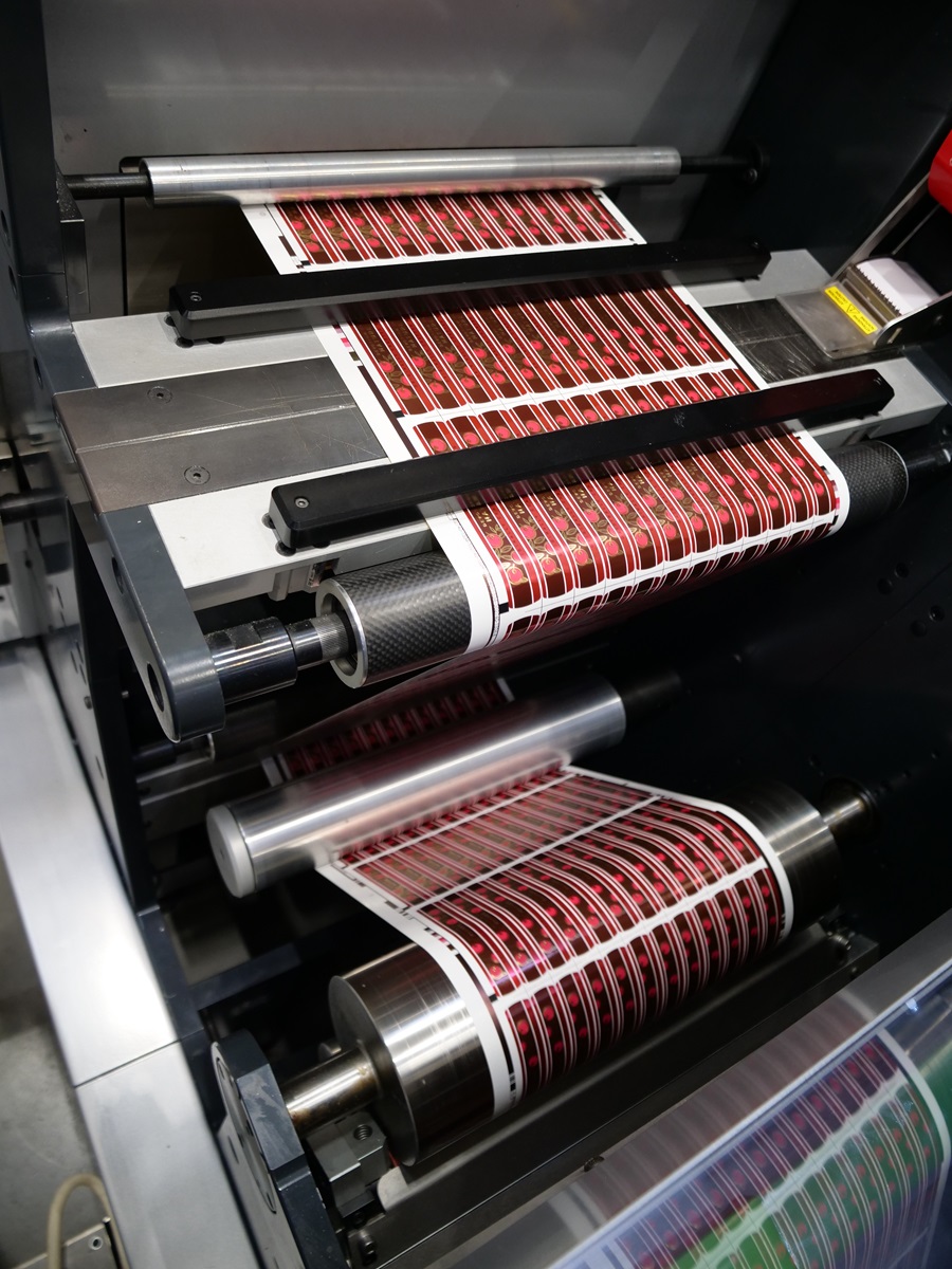 Pašlīmējošās krāsainas etiķetes